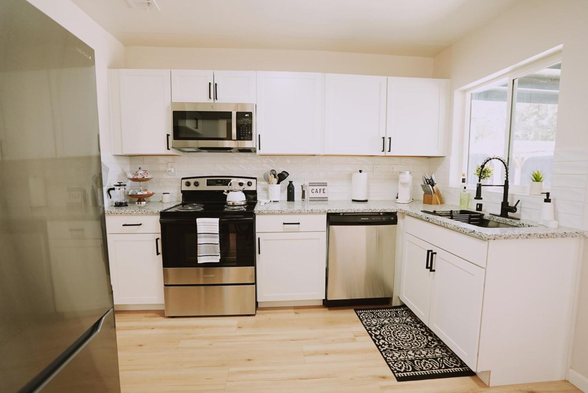 Centrally Located! Remodeled! Huge Backyard! The White House 앨버커키 외부 사진