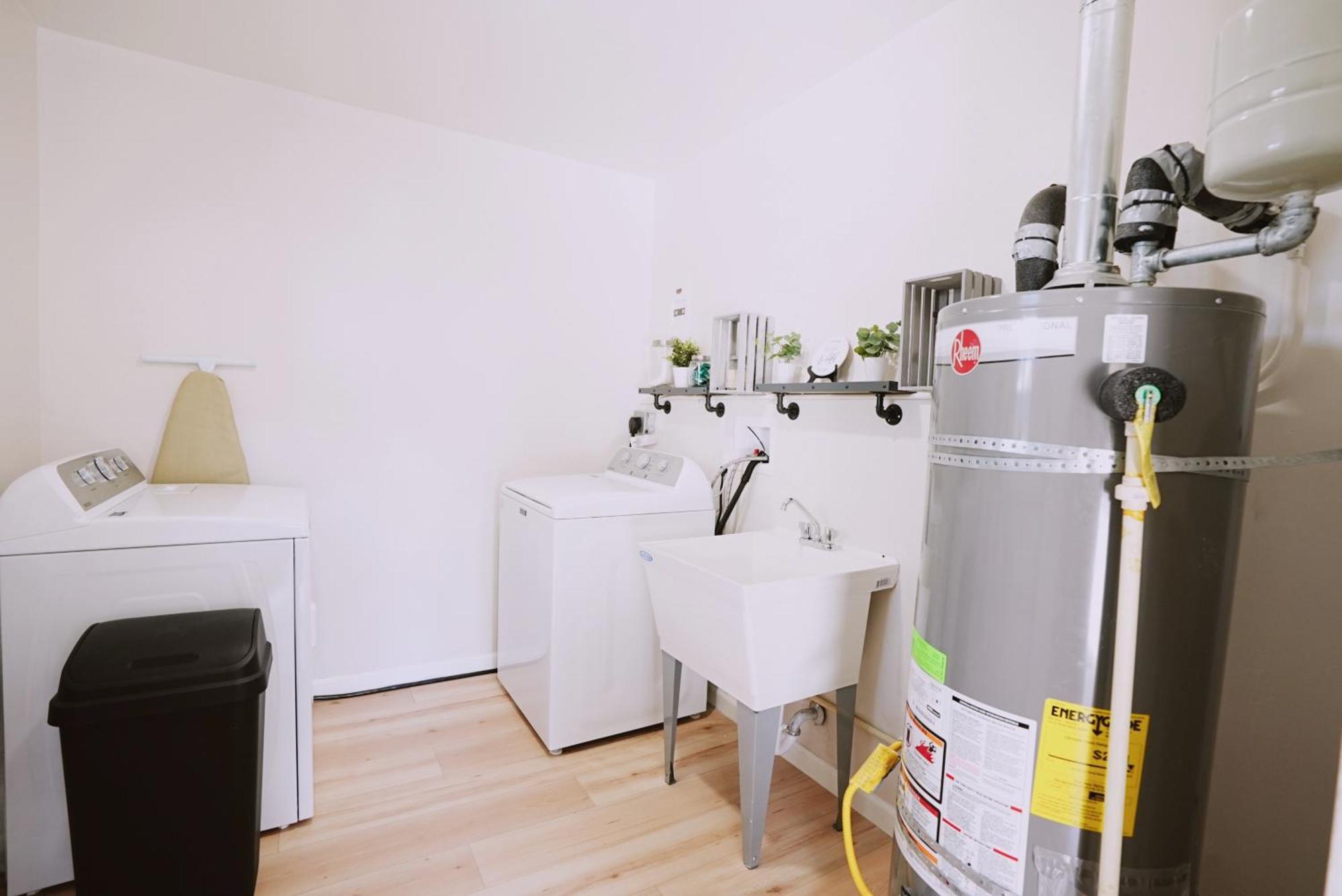 Centrally Located! Remodeled! Huge Backyard! The White House 앨버커키 외부 사진