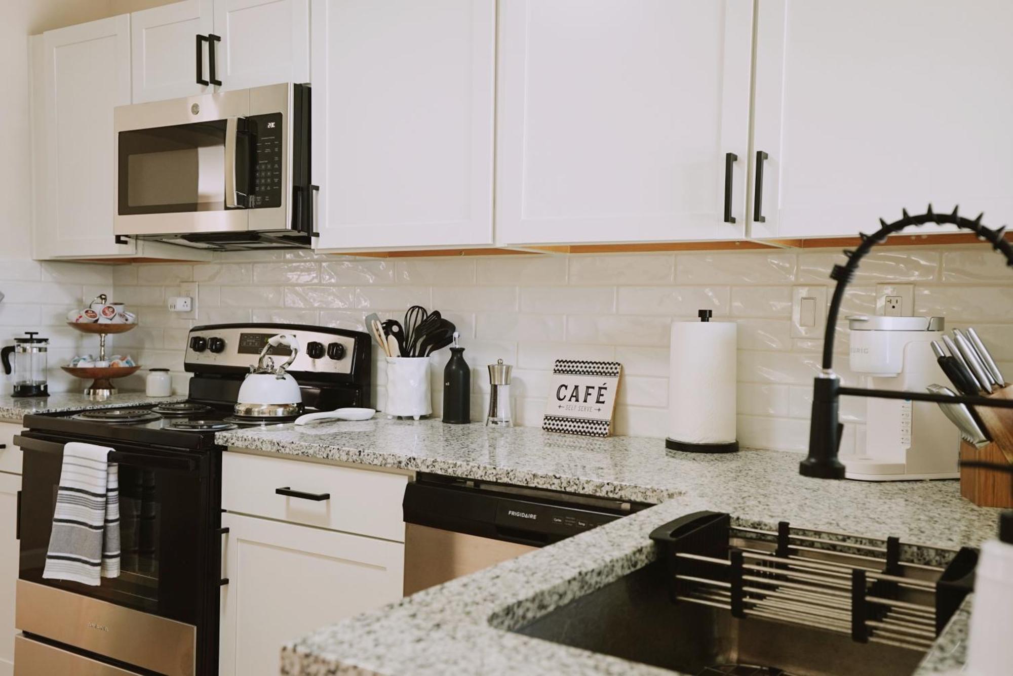 Centrally Located! Remodeled! Huge Backyard! The White House 앨버커키 외부 사진