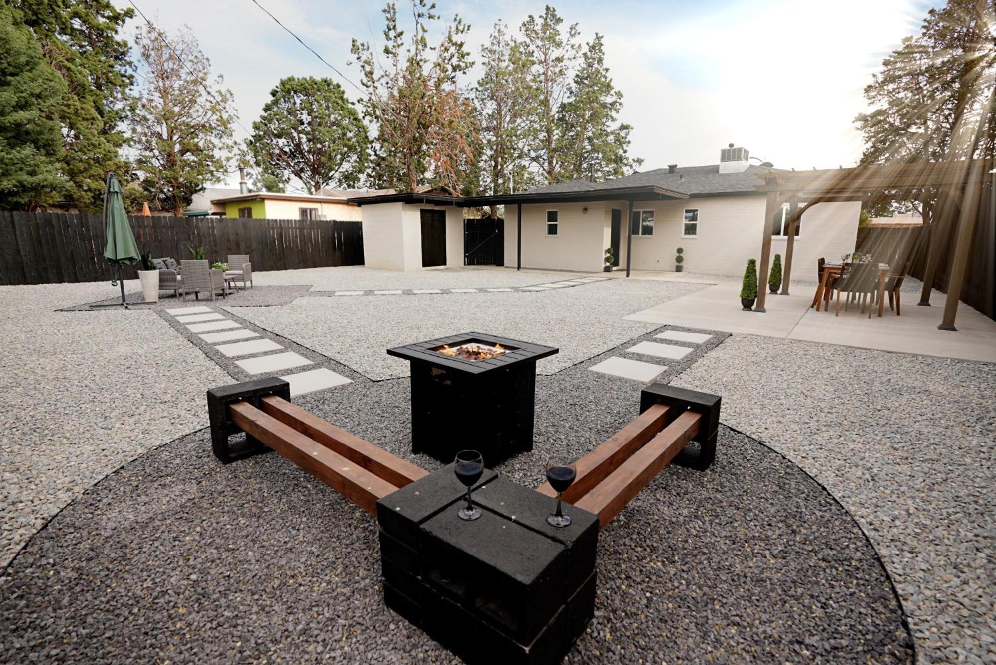 Centrally Located! Remodeled! Huge Backyard! The White House 앨버커키 외부 사진