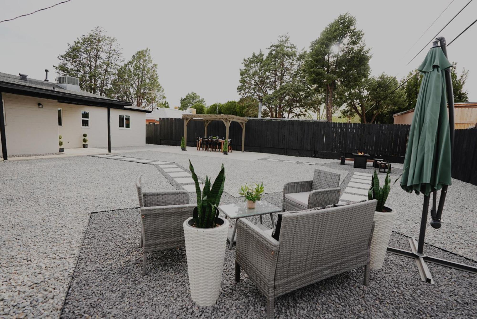 Centrally Located! Remodeled! Huge Backyard! The White House 앨버커키 외부 사진