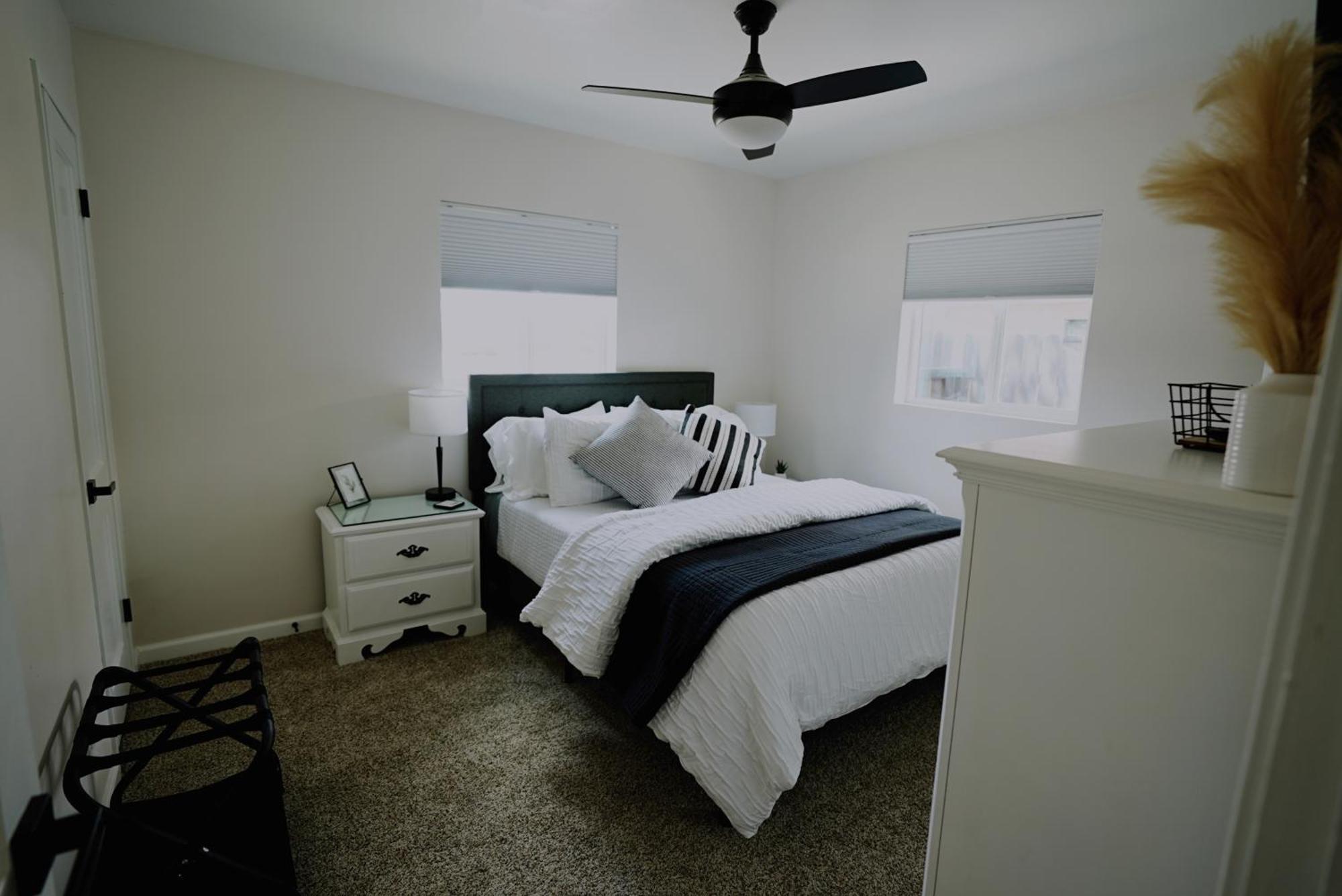 Centrally Located! Remodeled! Huge Backyard! The White House 앨버커키 외부 사진
