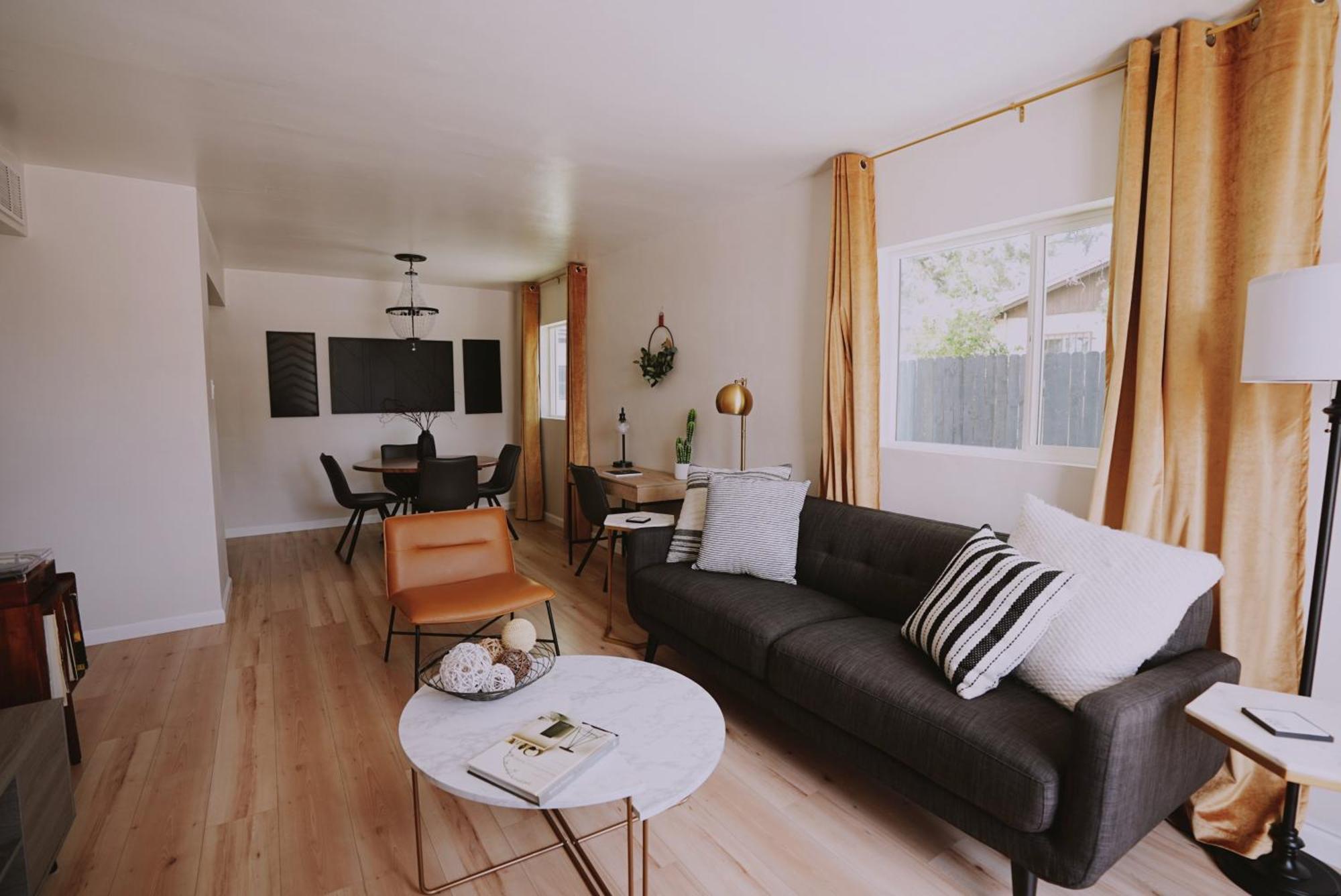 Centrally Located! Remodeled! Huge Backyard! The White House 앨버커키 외부 사진