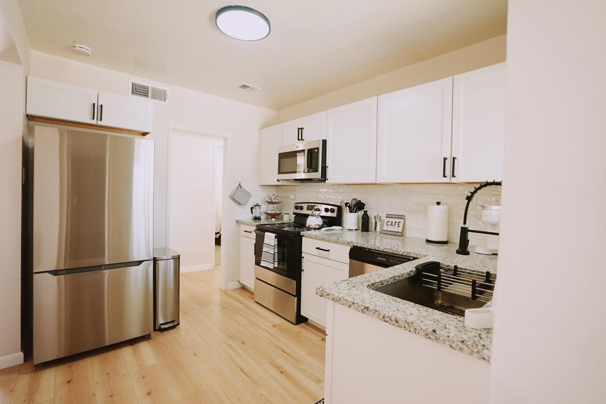 Centrally Located! Remodeled! Huge Backyard! The White House 앨버커키 외부 사진