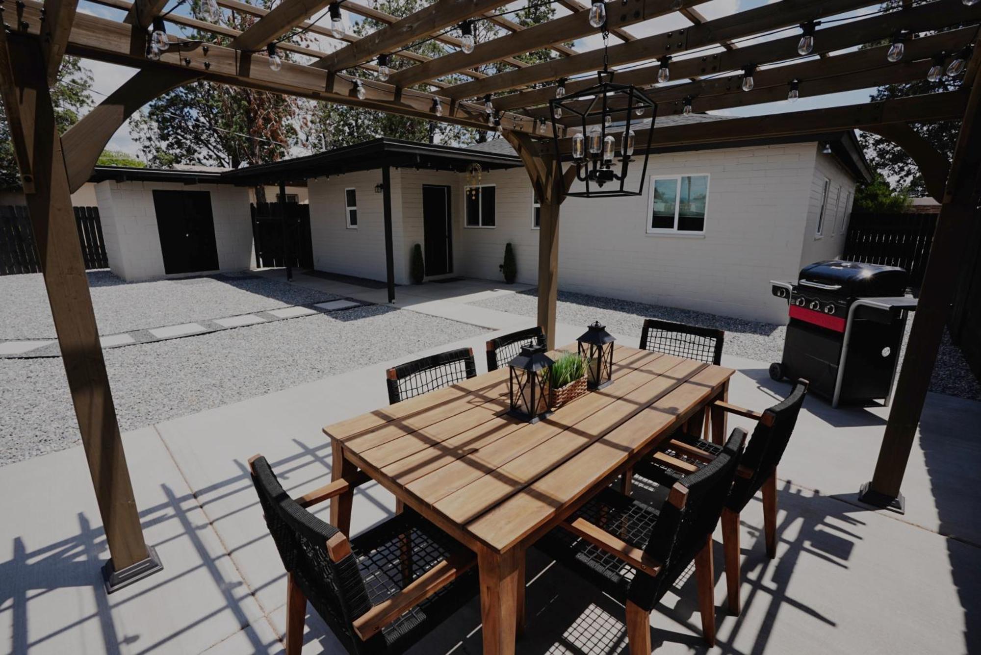 Centrally Located! Remodeled! Huge Backyard! The White House 앨버커키 외부 사진