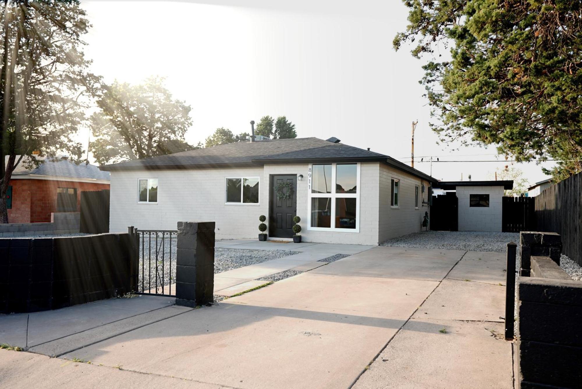 Centrally Located! Remodeled! Huge Backyard! The White House 앨버커키 외부 사진